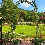 Semesterbostad River Garden Beli Osŭm
