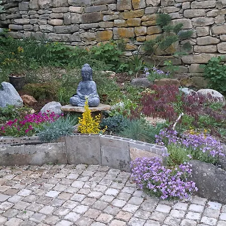 Nyaraló River Garden *